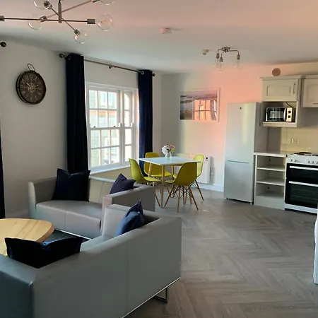 Town Center Beautiful 1 Bed Apartment *